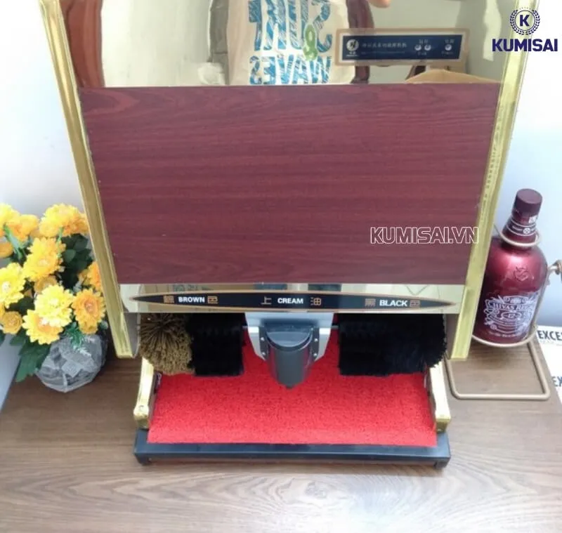 Trang bị hộp chứa xi và hệ thống chổi đánh bóng hiện đại Trang bị hộp chứa xi và hệ thống chổi đánh bóng hiện đại
