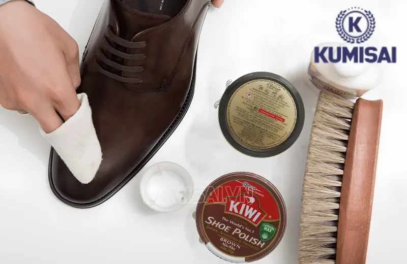 Cách đánh xi Kiwi cho giày da đúng kỹ thuật Cách đánh xi Kiwi cho giày da đúng kỹ thuật