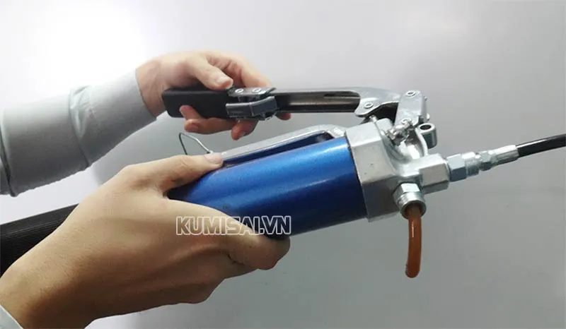 Cách vận hành bơm mỡ tuýp siêu đơn giản