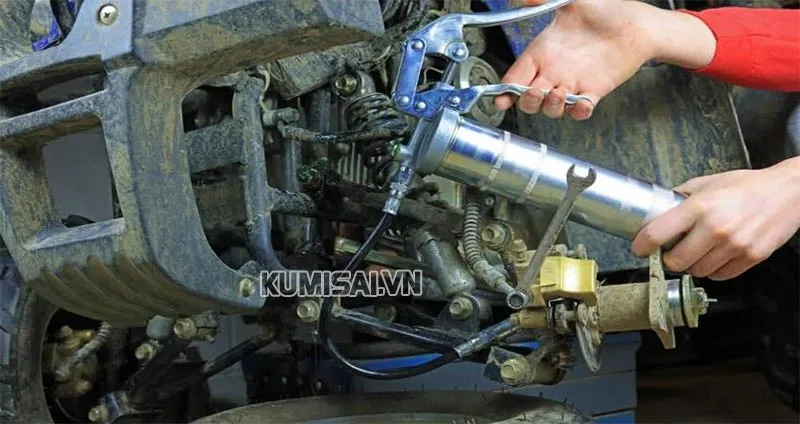 Đưa đầu bơm vào vị trí bôi trơn