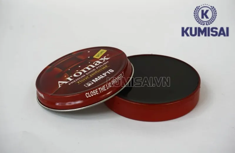 Xi đánh giày Aromax khá mềm, dễ tán, mùi thơm không nồng Xi đánh giày Aromax khá mềm, dễ tán, mùi thơm không nồng
