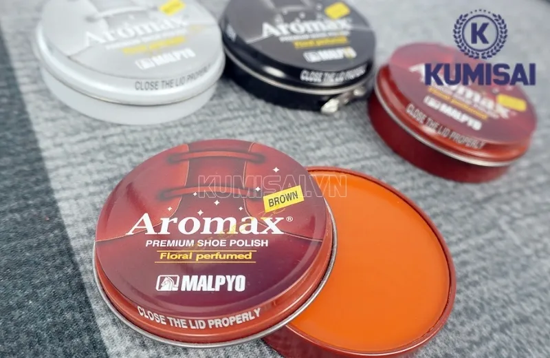 Xi đánh giày Aromax có giá khoảng 32.000 - 35.000 VNĐ/hộp Xi đánh giày Aromax có giá khoảng 32.000 - 35.000 VNĐ/hộp