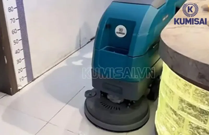 Máy hút - chà trong cùng thời điểm Máy hút - chà trong cùng thời điểm