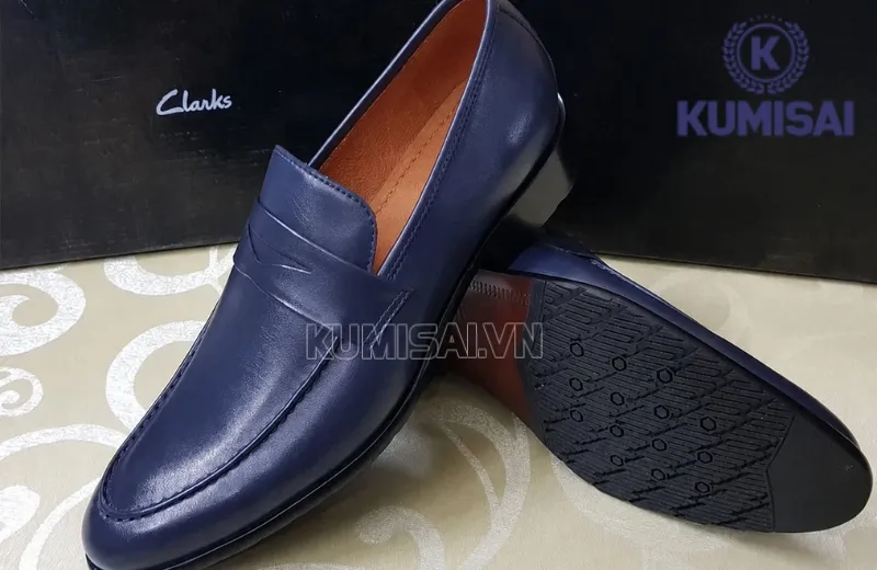 Sử dụng xi đánh giày màu xanh Navy giúp hạn chế bám bụi hiệu quả Sử dụng xi đánh giày màu xanh Navy giúp hạn chế bám bụi hiệu quả