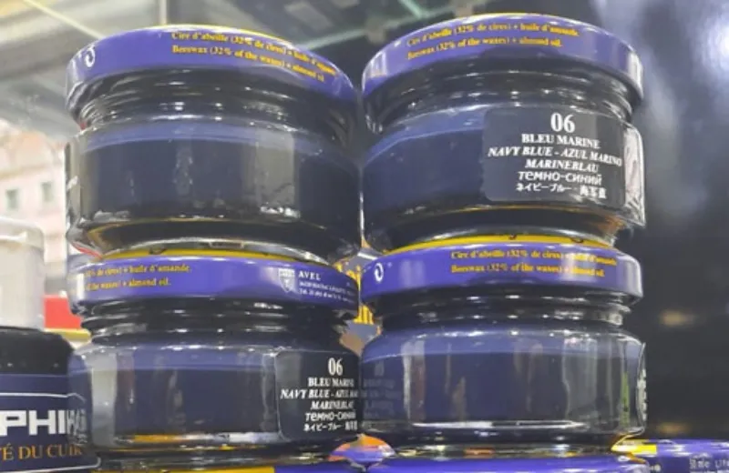 Xi đánh giày màu xanh Navy có giá từ 235.000 VNĐ Xi đánh giày màu xanh Navy có giá từ 235.000 VNĐ