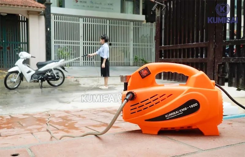 Máy rửa xe mini nhỏ gọn, dễ nắm/xách tay 