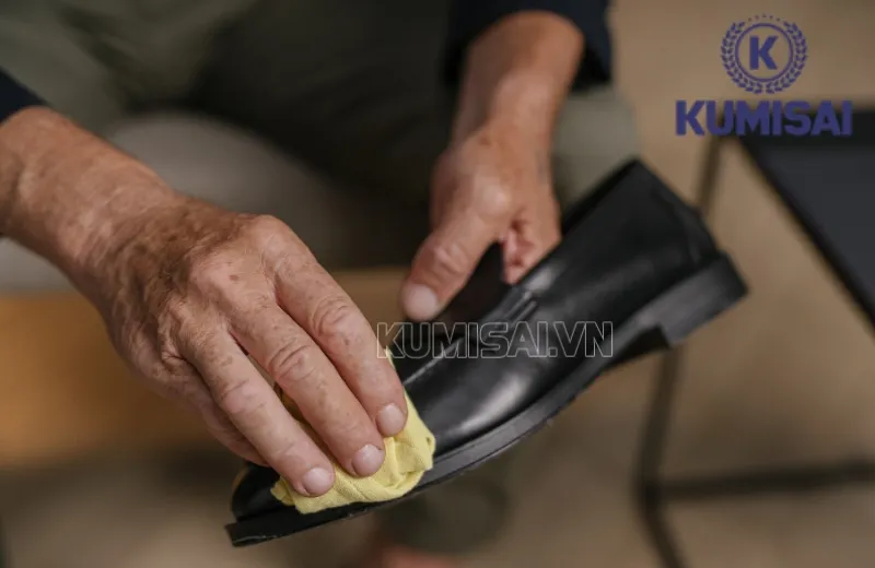 Làm sạch giày trước khi đánh xi Greenfoot Làm sạch giày trước khi đánh xi Greenfoot