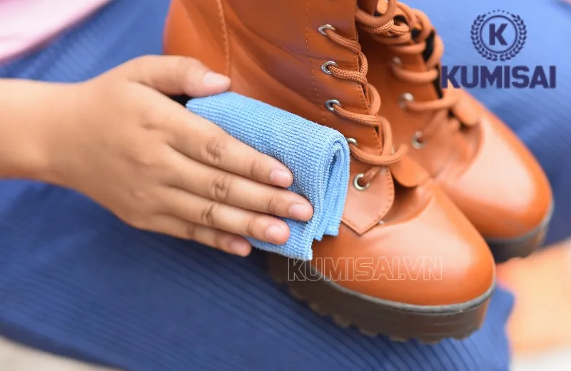 Sử dụng khăn mềm khi đánh xi Greenfoot trên giày Sử dụng khăn mềm khi đánh xi Greenfoot trên giày