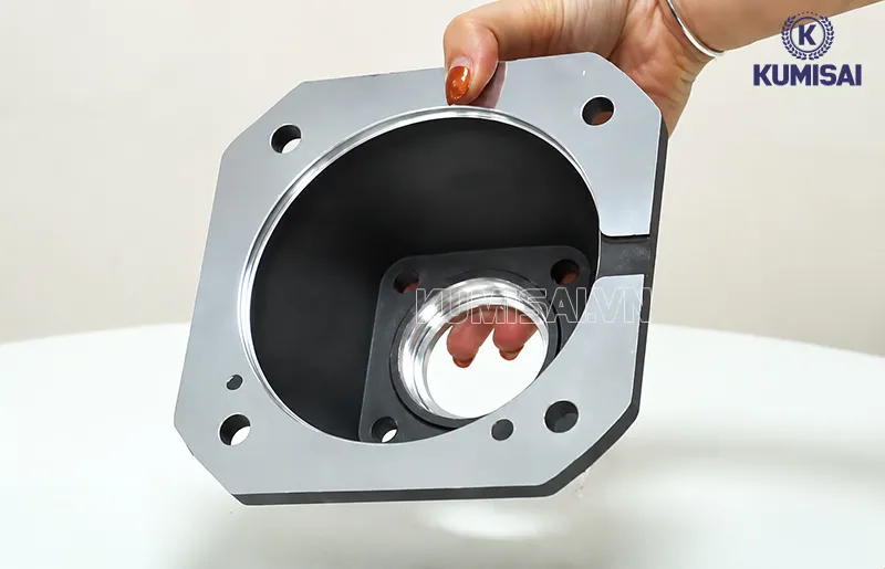 Tiến hành vệ sinh ốp trục cơ máy rửa xe Tiến hành vệ sinh ốp trục cơ máy rửa xe