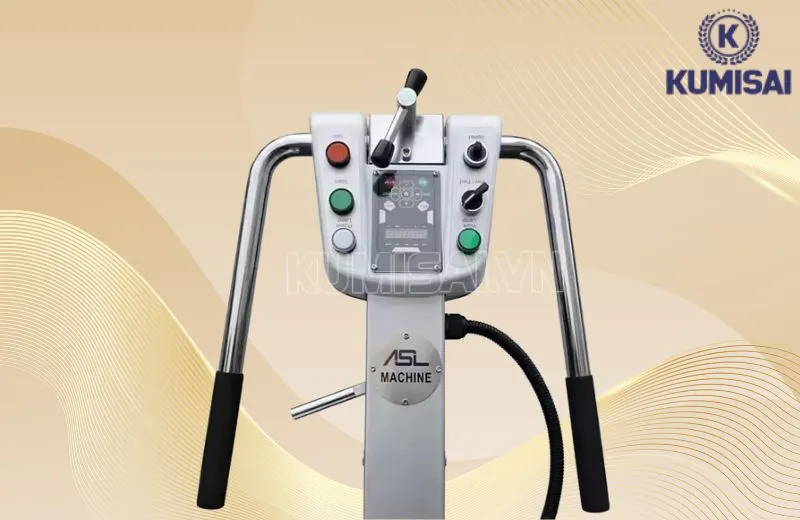 Bảng điều khiển tích hợp ngay gần tay cầm Bảng điều khiển tích hợp ngay gần tay cầm