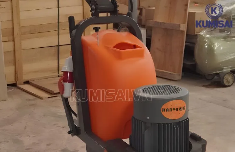 Thùng chứa nước 40 lít trên thân máy Thùng chứa nước 40 lít trên thân máy