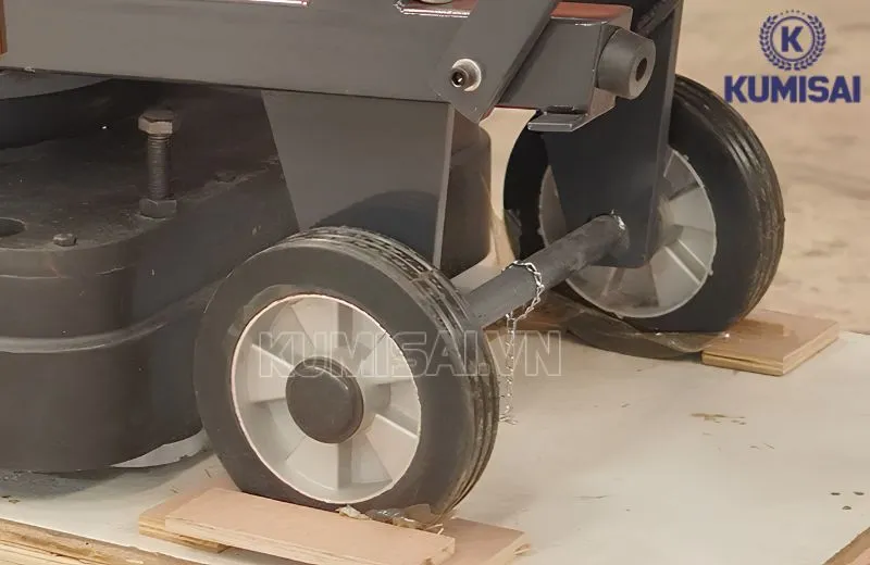 Trước khi bắt đầu, cần chú ý kiểm tra kỹ từng chi tiết máy, kể cả bánh xe Trước khi bắt đầu, cần chú ý kiểm tra kỹ từng chi tiết máy, kể cả bánh xe