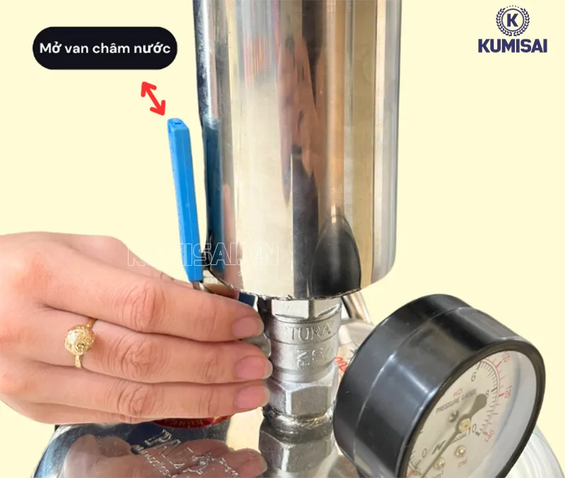 Tiến hành mở van tiếp nước
