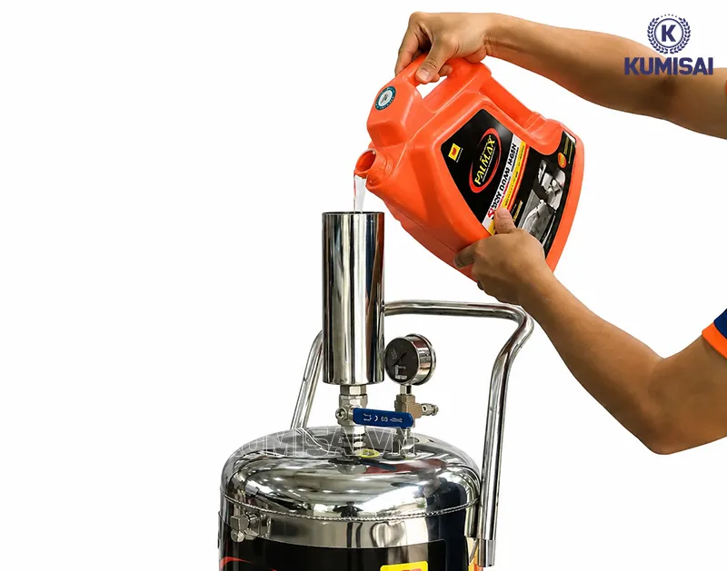 Cho nước rửa xe Pallas vào bình
