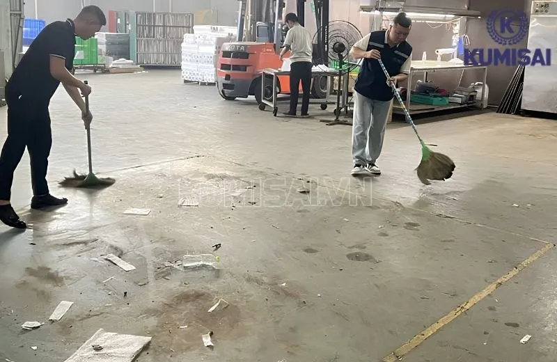 Chú ý dọn vật cản lớn trên bề mặt trước khi bắt đầu chà rửa Chú ý dọn vật cản lớn trên bề mặt trước khi bắt đầu chà rửa