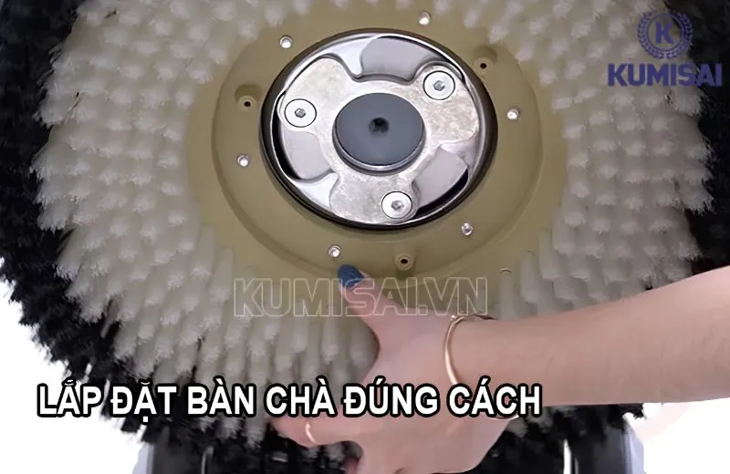 Sau khi chà sàn, nên tháo bàn chải ra vệ sinh sạch sẽ Sau khi chà sàn, nên tháo bàn chải ra vệ sinh sạch sẽ