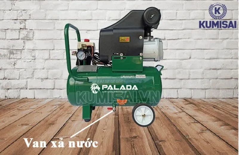 Dung tích bình chứa máy vừa phải, tích hợp van xả đáy