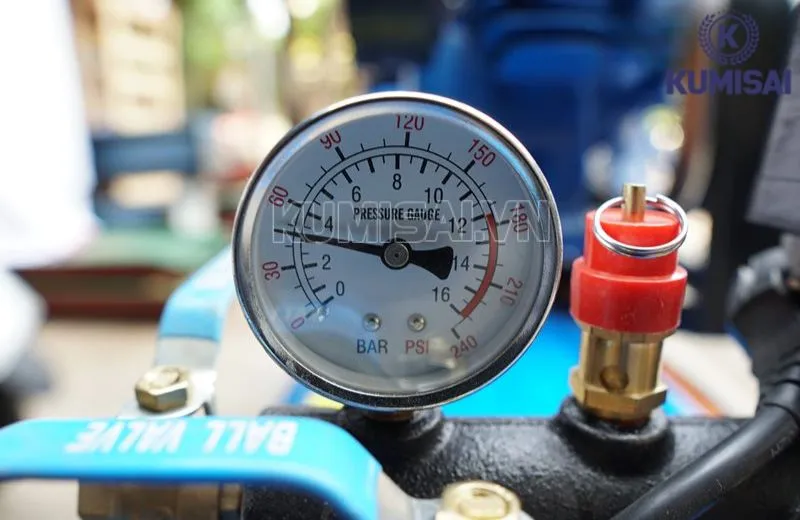 Đồng hồ áp suất ở máy nén khí Đồng hồ áp suất ở máy nén khí