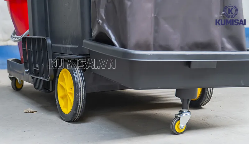 Hệ thống bánh xe đa chiều, di chuyển xe dọn vệ sinh dễ dàng