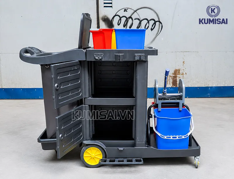 Tiến hành làm vệ sinh xe sạch sẽ 