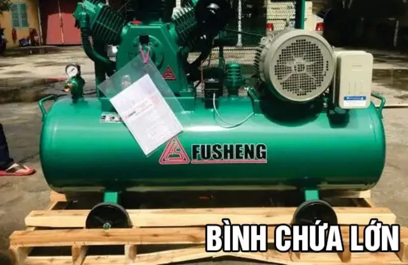 Đi kèm với động cơ, đầu nén là bình chứa lớn