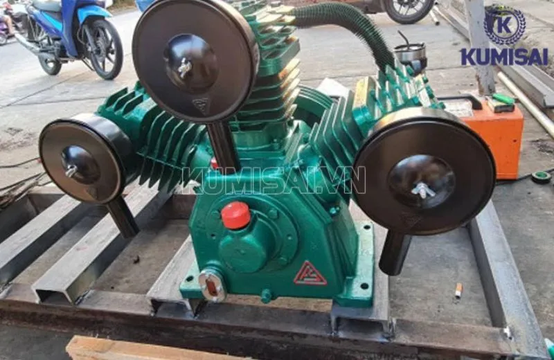 Đầu nén 3 xi lanh của máy giúp tăng tốc độ nén lên nhiều lần Đầu nén 3 xi lanh của máy giúp tăng tốc độ nén lên nhiều lần