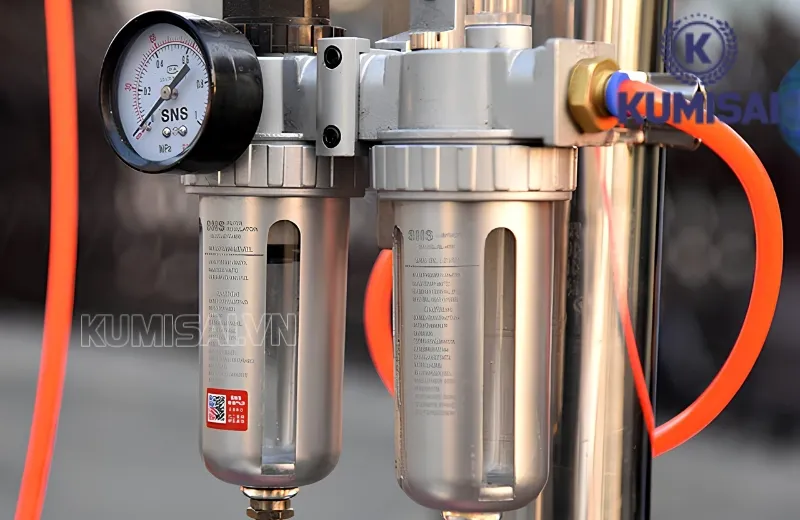 Cần thay bộ lọc khí đôi loại lớn khi xuất hiện các dấu hiệu xuống cấp, hư hỏng