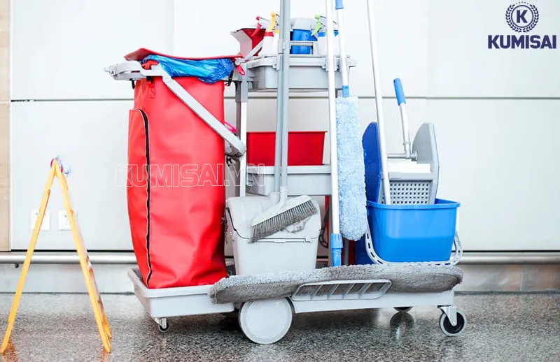 Cách sắp xếp dụng cụ trên xe vệ sinh 3 tầng khoa học