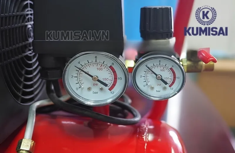 Theo dõi đồng hồ áp suất để vận hành máy phù hợp Theo dõi đồng hồ áp suất để vận hành máy phù hợp