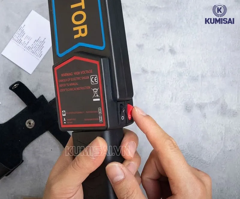Bật máy dò kim loại