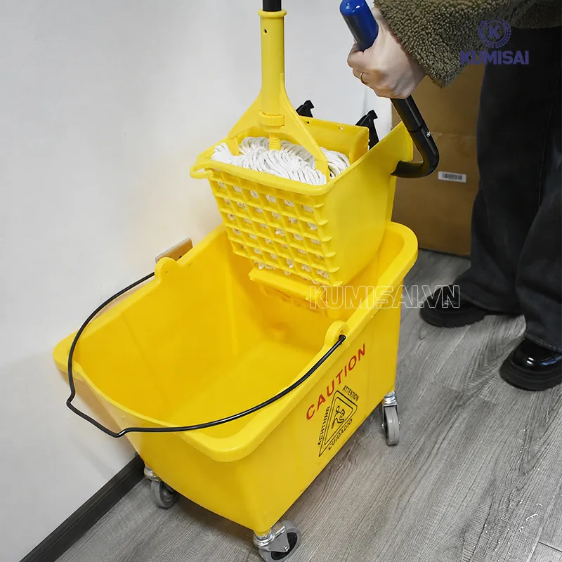 Cách sử dụng xe dọn vệ sinh vắt nước Kumisai hiệu quả Cách sử dụng xe dọn vệ sinh vắt nước Kumisai hiệu quả