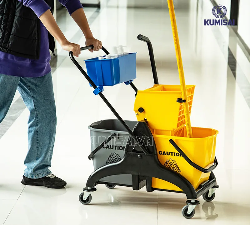Các bước sử dụng xe đẩy vệ sinh 2 xô đúng kỹ thuật