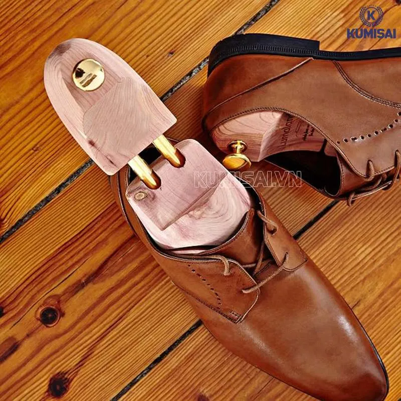 Sử dụng shoe tree bằng gỗ để không mất form giày Sử dụng shoe tree bằng gỗ để không mất form giày