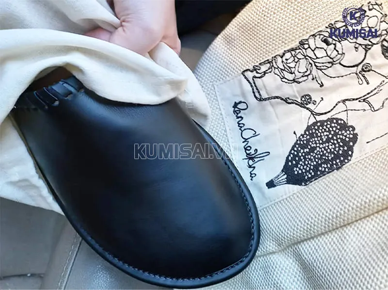 Cần làm sạch giày trước khi cất Cần làm sạch giày trước khi cất