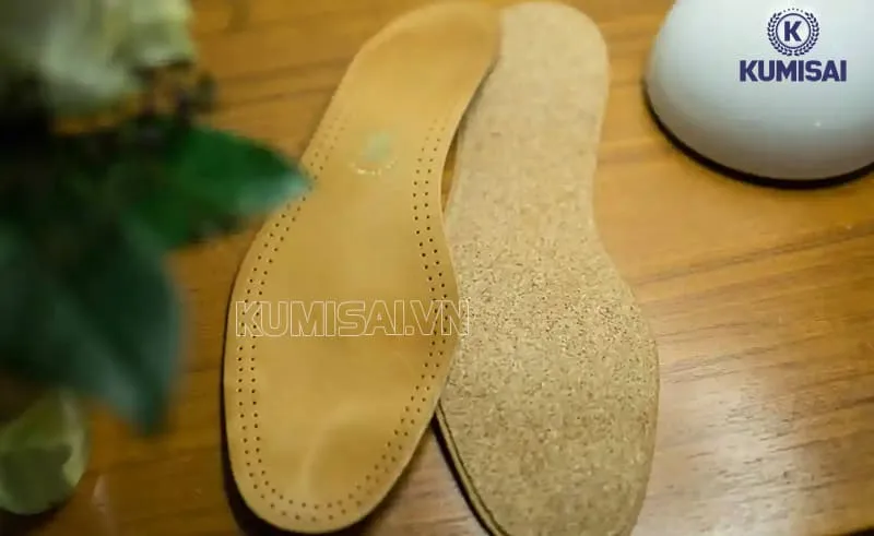 Tháo lót giày để khử mùi và hút ẩm Tháo lót giày để khử mùi và hút ẩm