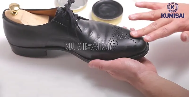 Thoa kem dưỡng ẩm cho giày da