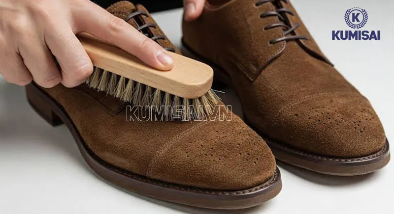 Vệ sinh giày da lộn tại nhà Vệ sinh giày da lộn tại nhà