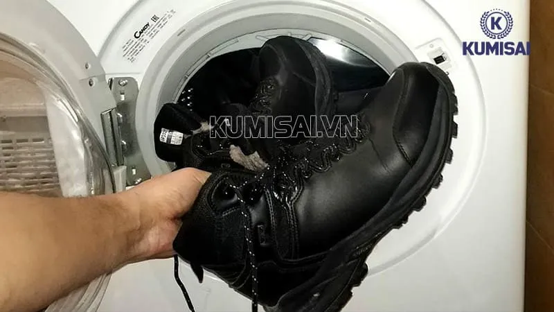 Những rủi ro khi giặt giày da bằng máy giặt Những rủi ro khi giặt giày da bằng máy giặt