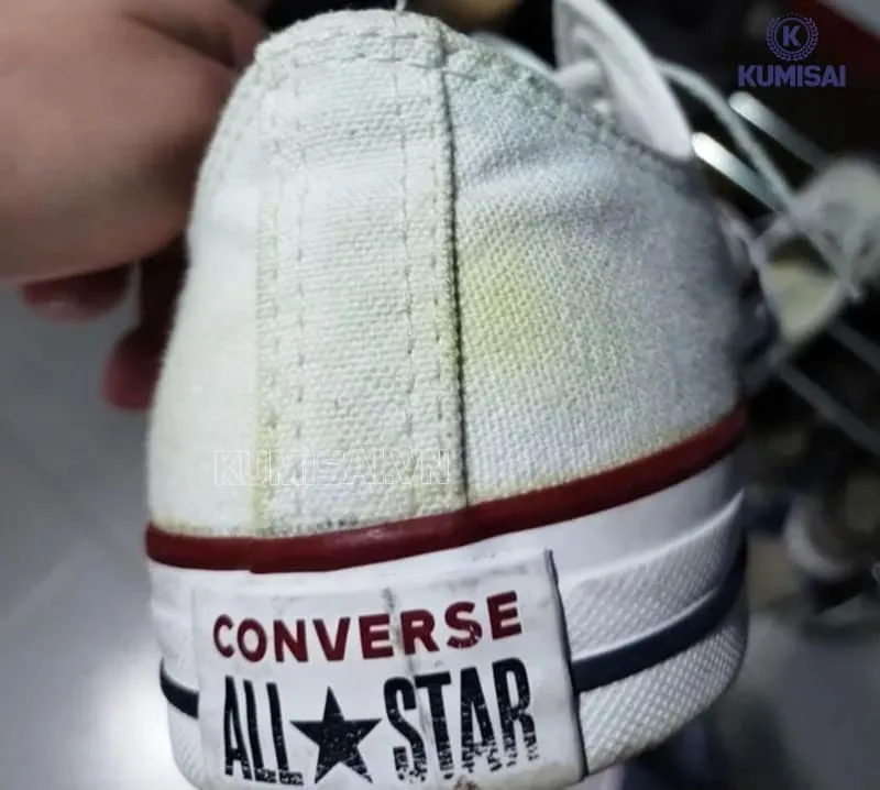 Nguyên nhân khiến giày Converse trắng bị ố vàng sau khi giặt Nguyên nhân khiến giày Converse trắng bị ố vàng sau khi giặt