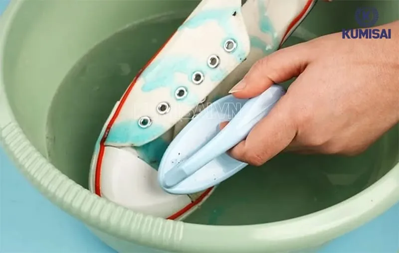 Cách giặt giày Converse vải trắng Cách giặt giày Converse vải trắng