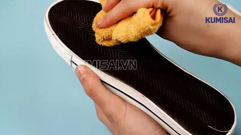 Làm sạch đế giày và viền cao su Làm sạch đế giày và viền cao su