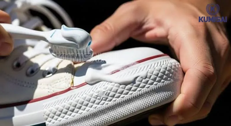 Các bước làm trắng giày Converse bằng kem đánh răng Các bước làm trắng giày Converse bằng kem đánh răng