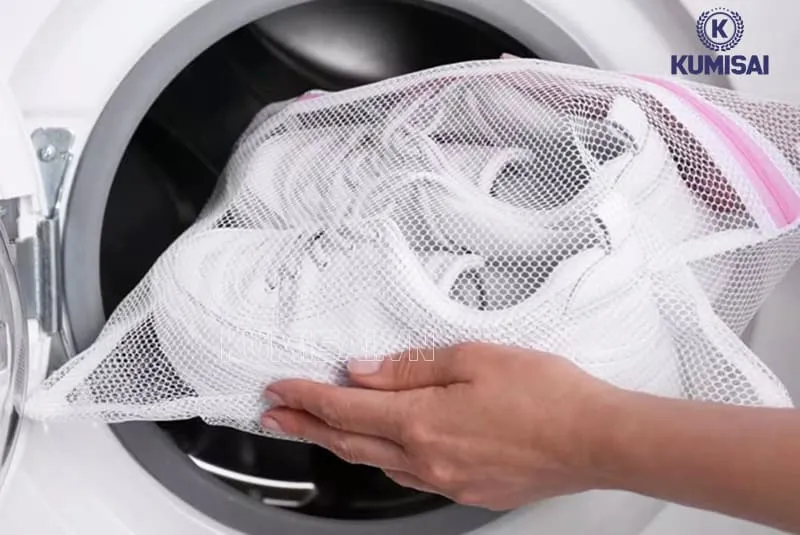 Bảo vệ giày converse bằng túi giặt lưới Bảo vệ giày converse bằng túi giặt lưới