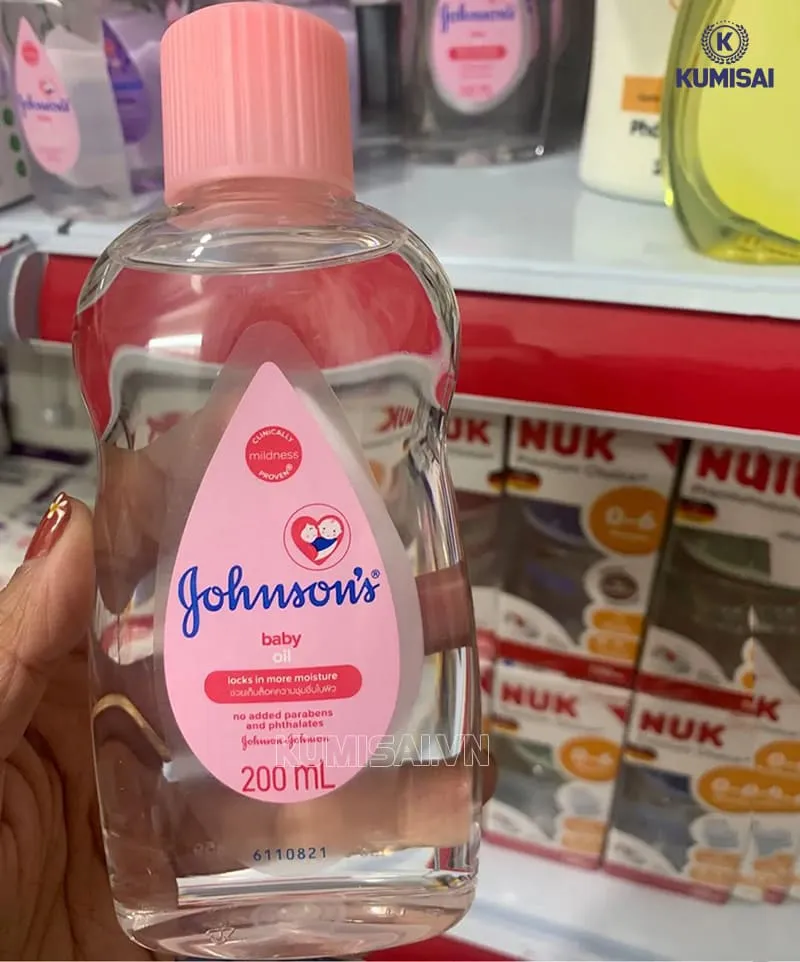 Dùng baby oil để xử lý giày da bị dính sơn Dùng baby oil để xử lý giày da bị dính sơn