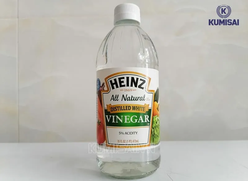 Dùng giấm ăn để làm sạch vết sơn dính trên giày Dùng giấm ăn để làm sạch vết sơn dính trên giày