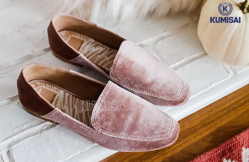 Giày nhung bẩn phải làm sao? Cách xử lý đơn giản Giày nhung bẩn phải làm sao? Cách xử lý đơn giản