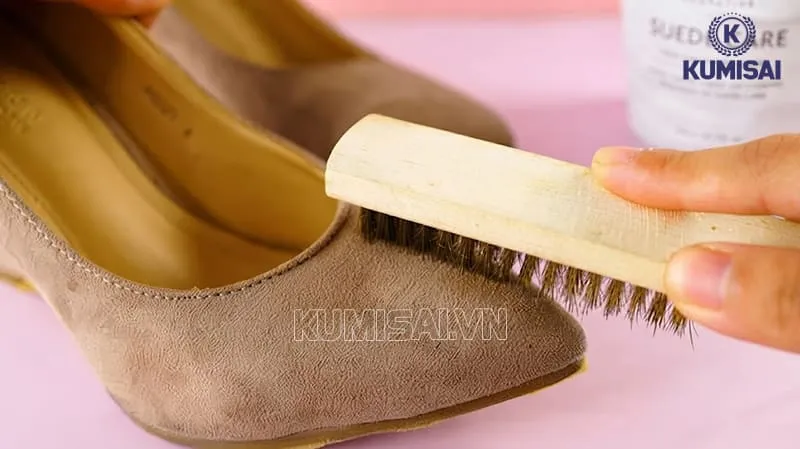 Chải giày nhung theo một chiều cố định Chải giày nhung theo một chiều cố định