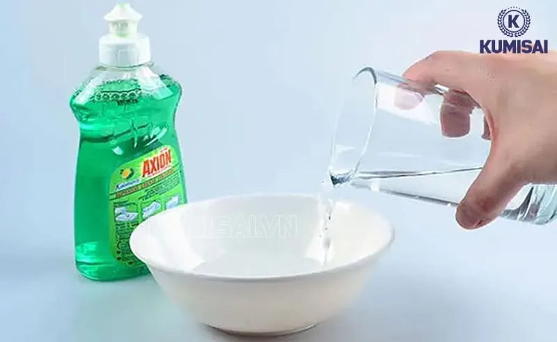 Tẩy sạch vết dầu mỡ và vết ố trên giày nhung bằng dầu rửa bát dễ dàng Tẩy sạch vết dầu mỡ và vết ố trên giày nhung bằng dầu rửa bát dễ dàng
