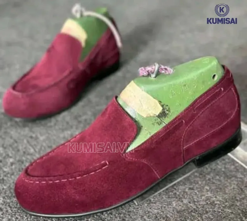 Dùng shoe tree để hạn chế biến dạng giày nhung Dùng shoe tree để hạn chế biến dạng giày nhung