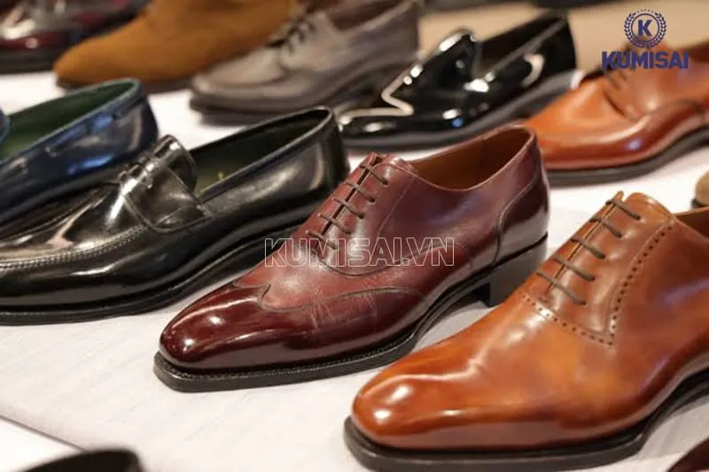 Giày da cũ nếu để lâu ngày cũng sẽ bị cứng lại